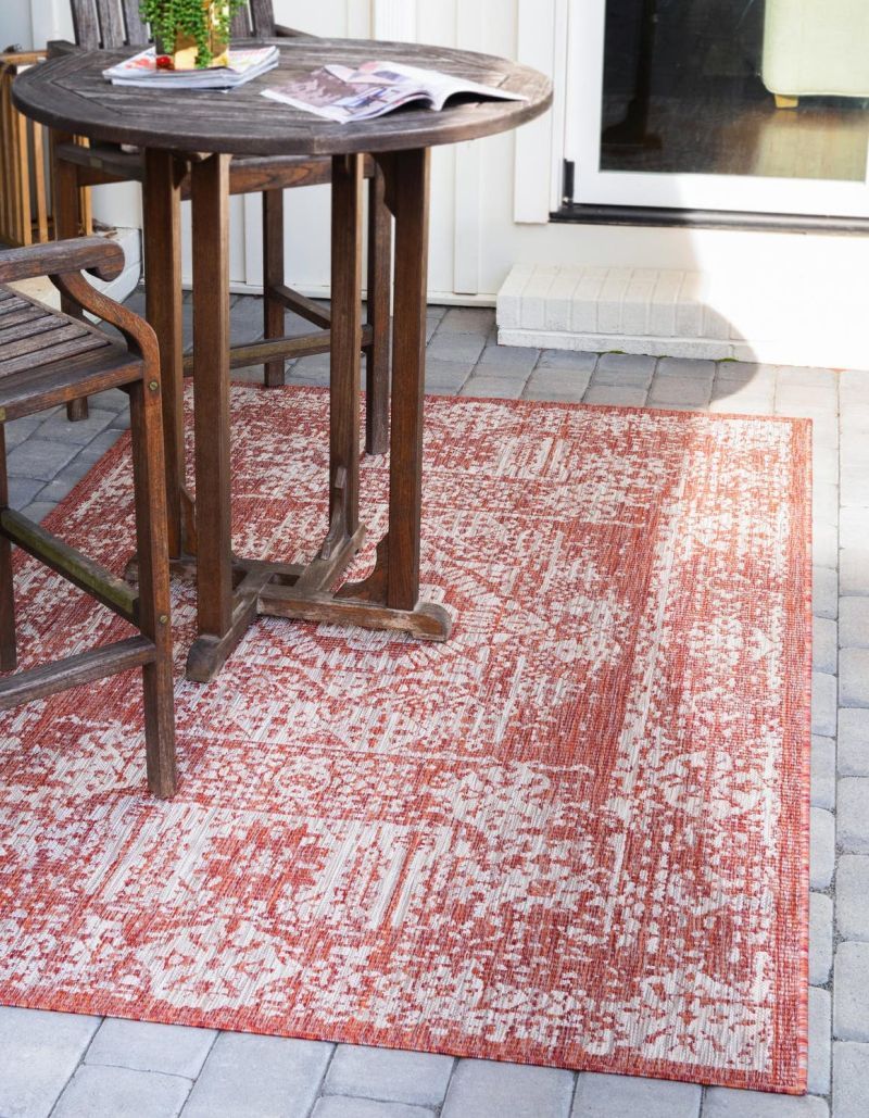 Outdoor Traditional Rug in red color