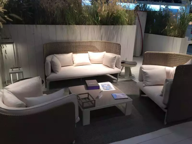 outdoor-furniture-with-decorative-pillows