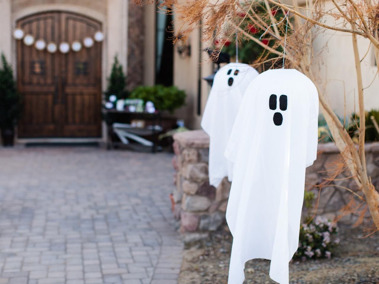 Outdoor hanging little ghost