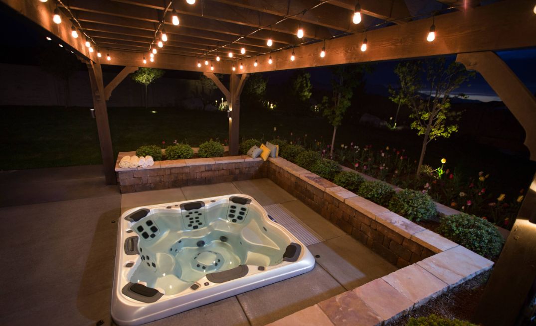 Outdoor jacuzi with string lights