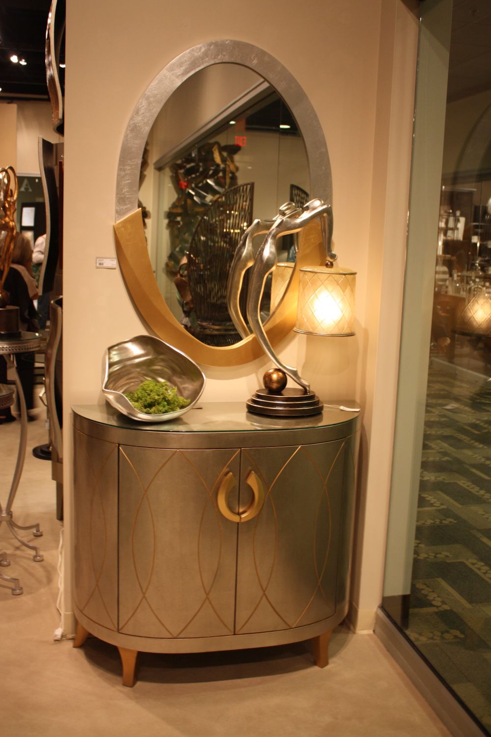 Oval mirror decor with metalic decor