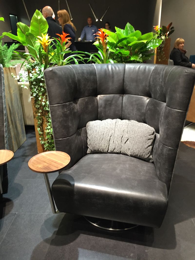 Oversized armchair design in leather