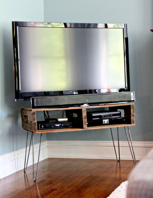 Palet and hairpin legs for tv stand