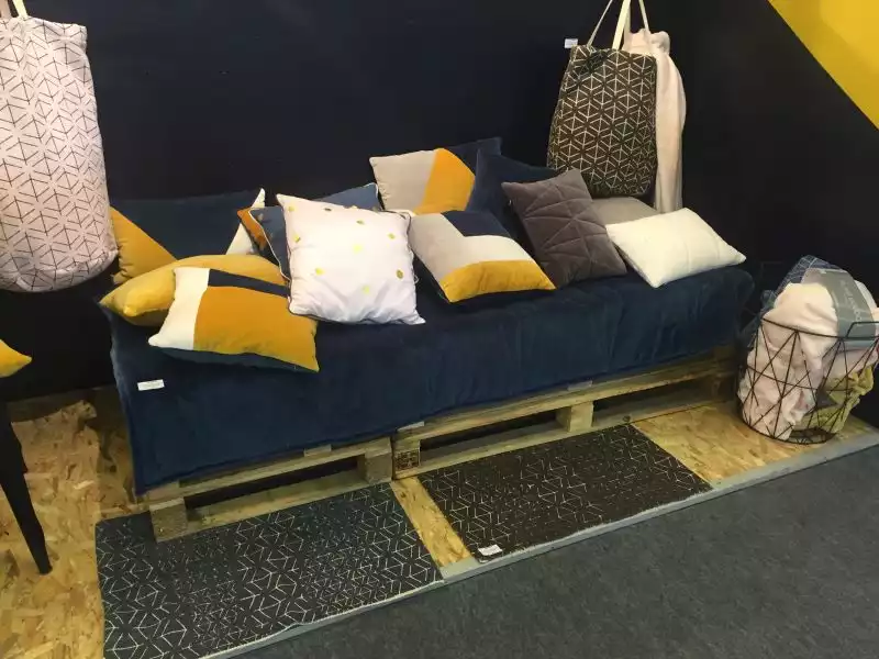 pallet-couch-with-throw-pillows