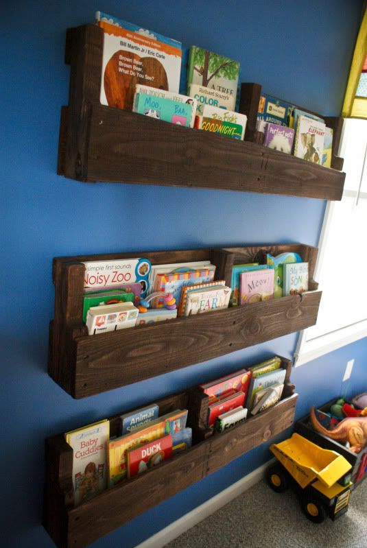 Pallet kids room wall shelves for books
