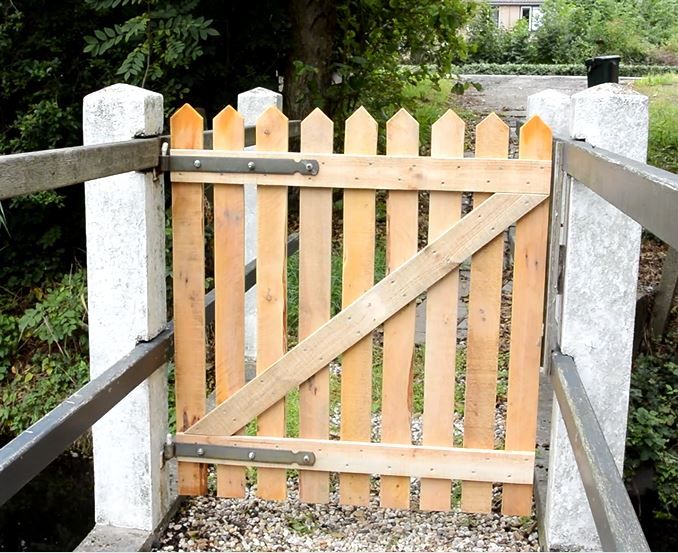 Pallet wood fence garden gate