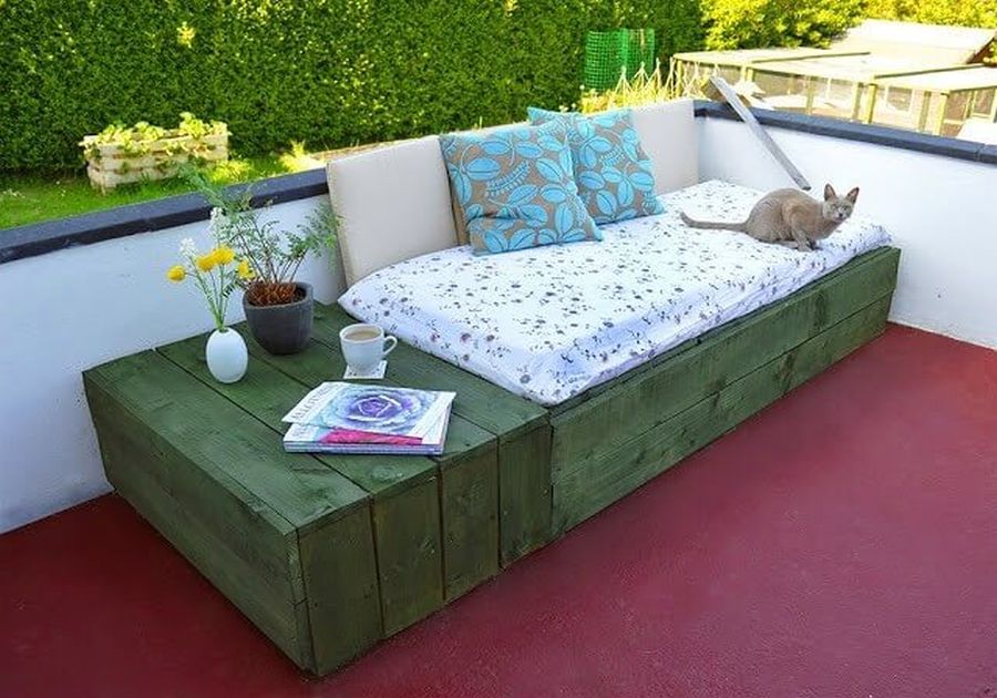 Patio Day Bed with Wood Pallets