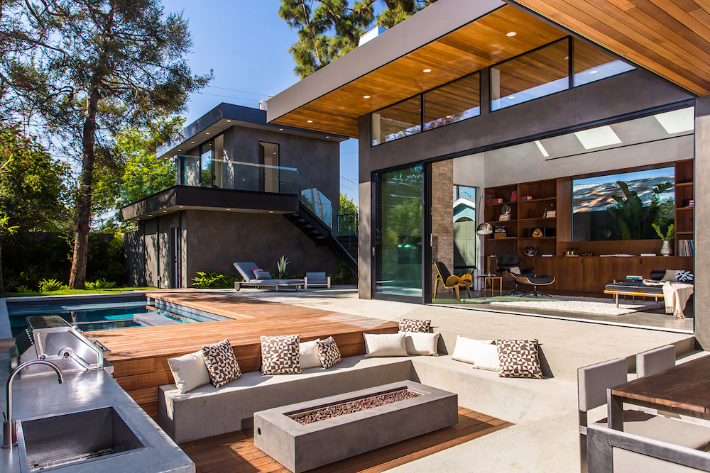 Patio deck and fire pit bbq area