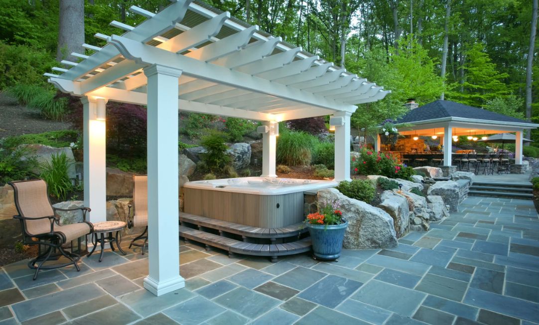 Patio hot tub design with large boulders