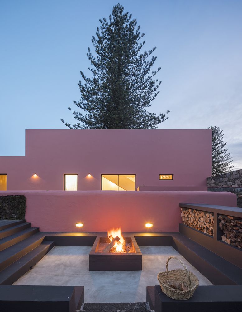 Pink house color Mezzo Atelier porch