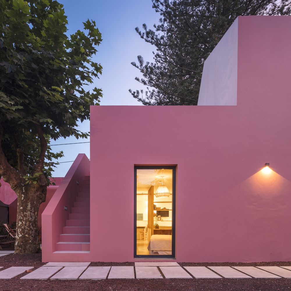 Pink house color Mezzo Atelier - stairs