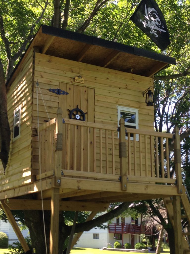 Nautical inspiration turns this treehouse into a pirate hideout