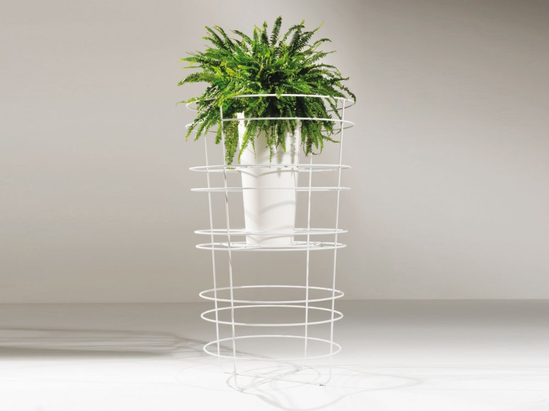 Planter in solid iron rod design