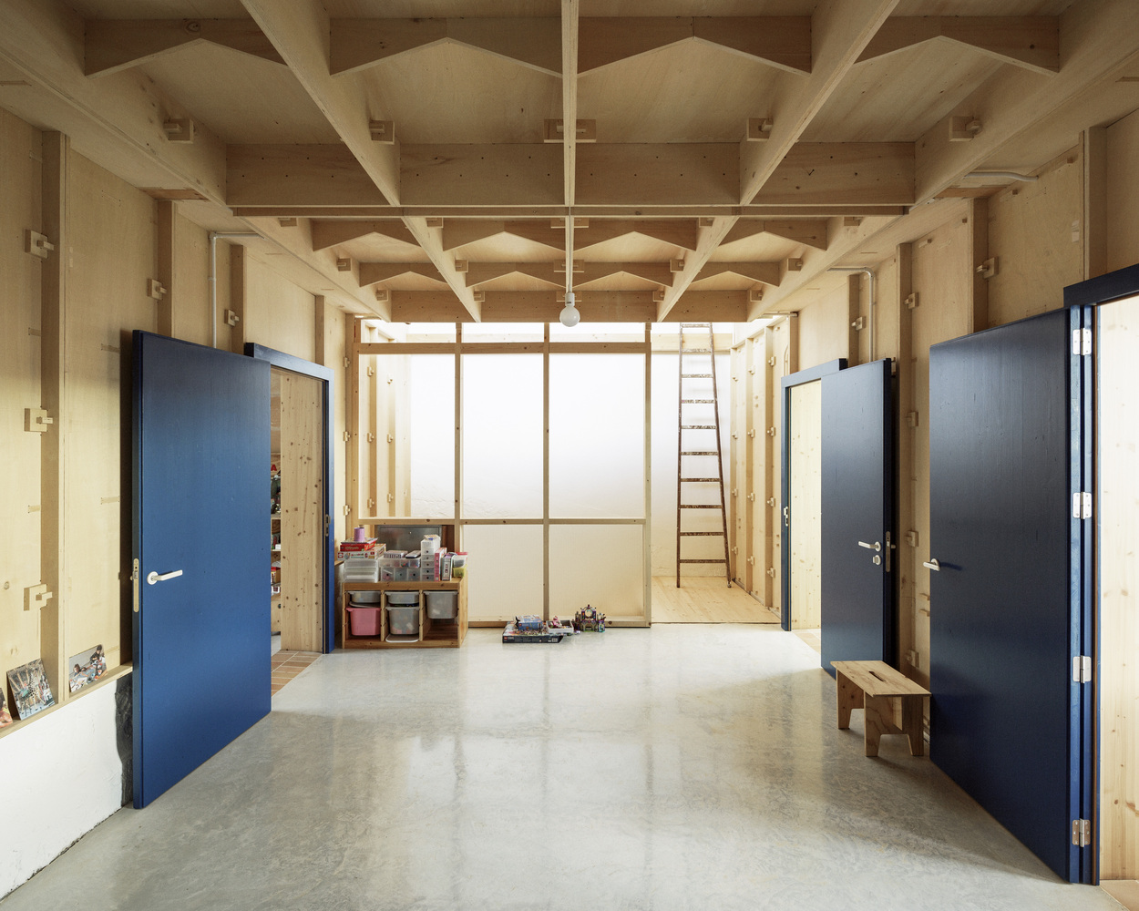 Plywood House by SMS Arquitectos - hallway