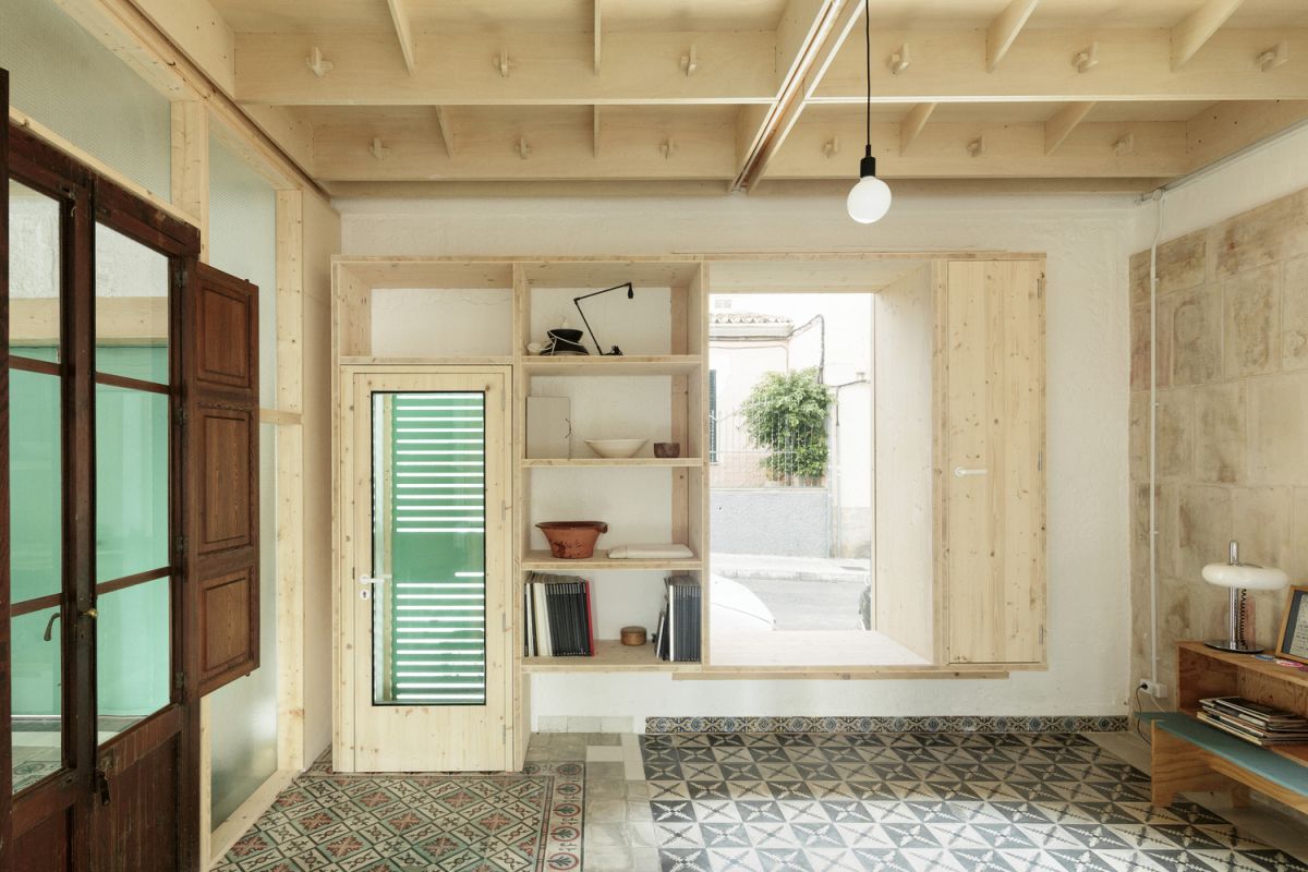 Plywood House by SMS Arquitectos - shelves