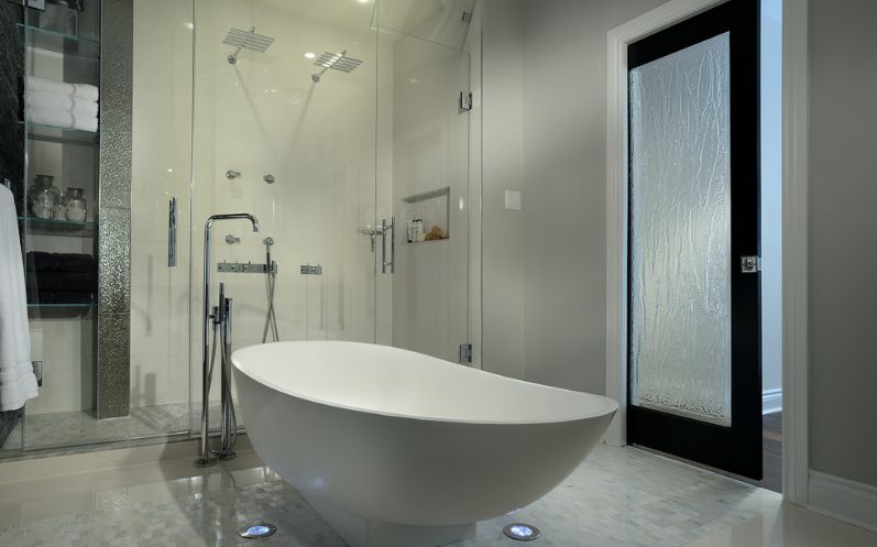 Pocket bathroom door with rain glass
