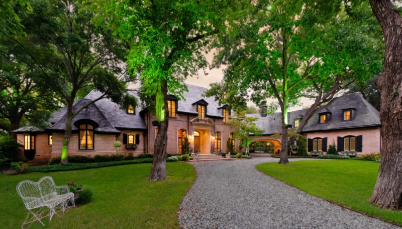 Private Residences Country French driveway gravel