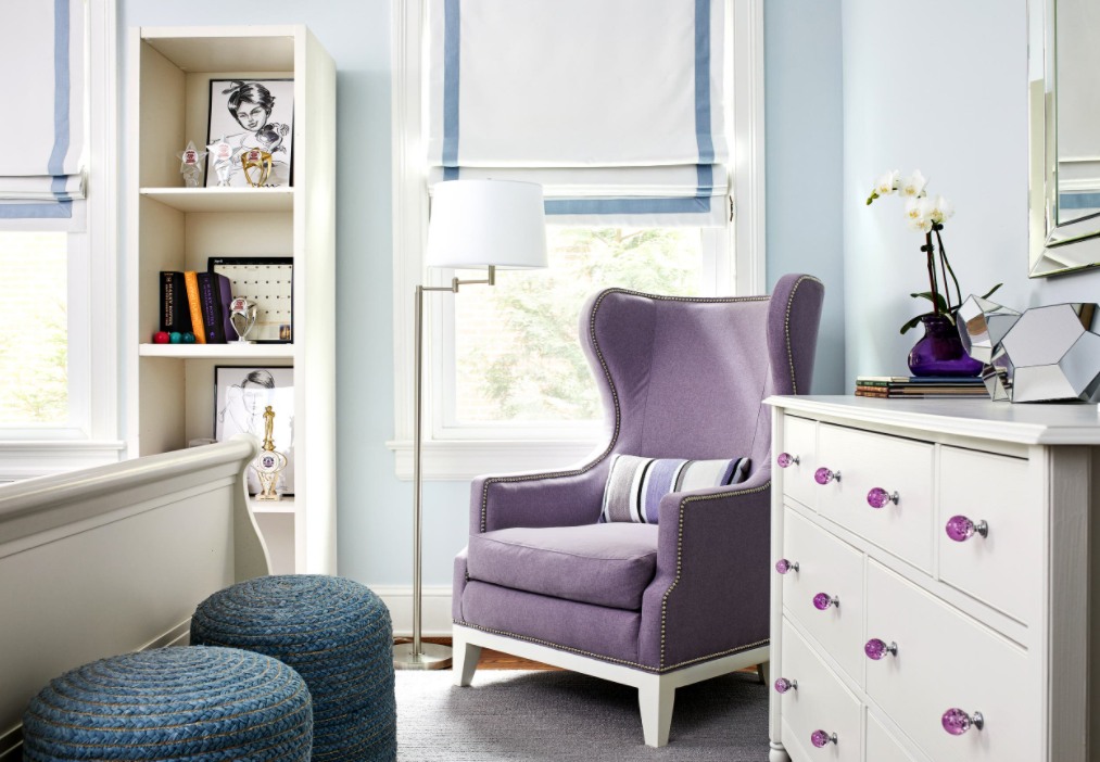 Purple seating corner and cabinet knobs