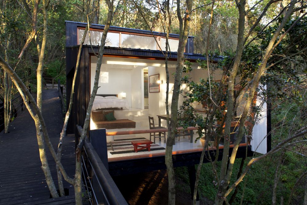 Quebrada House micro house - glass walls