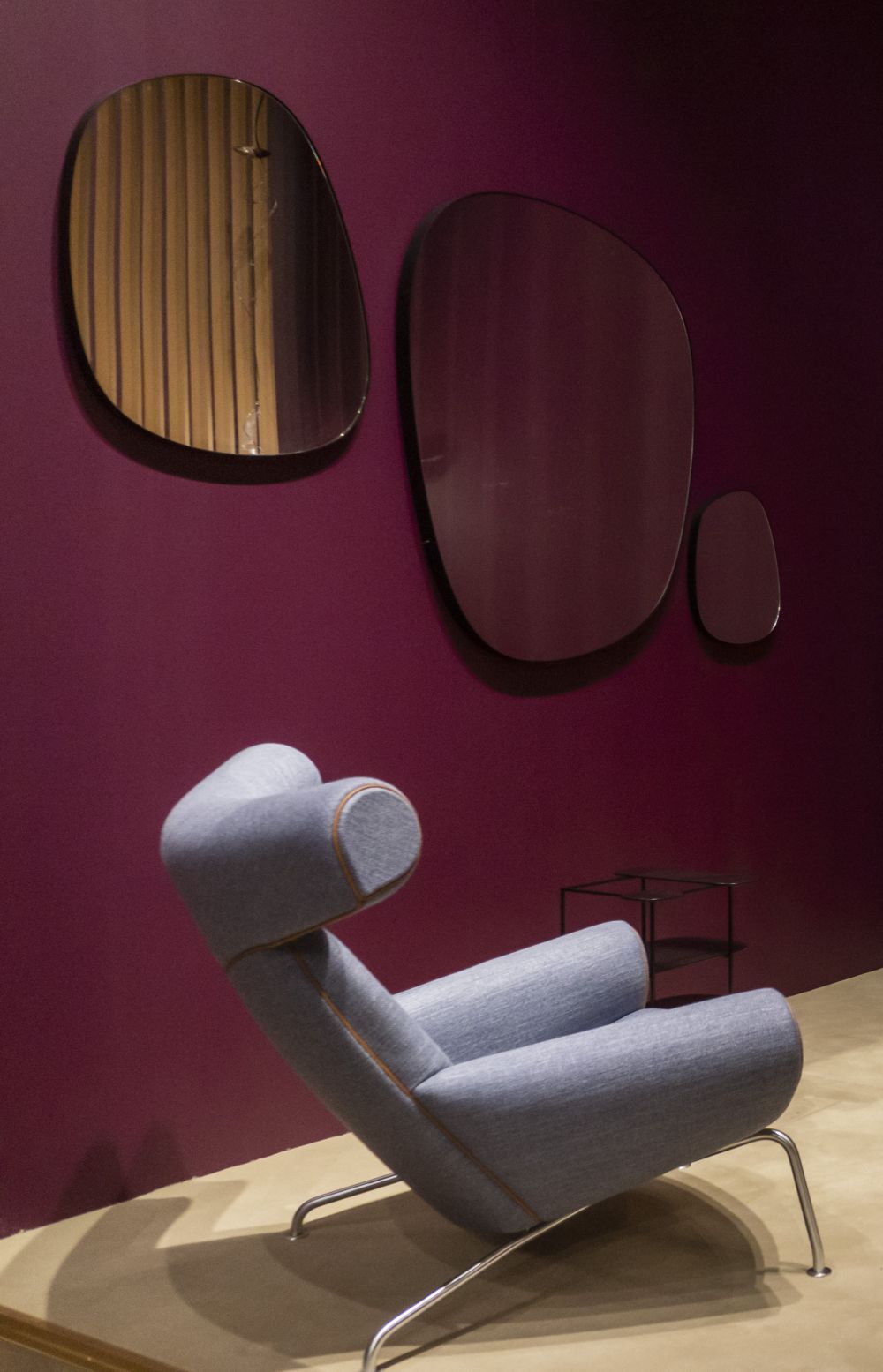 Queen jorgensen chair with hairpin legs