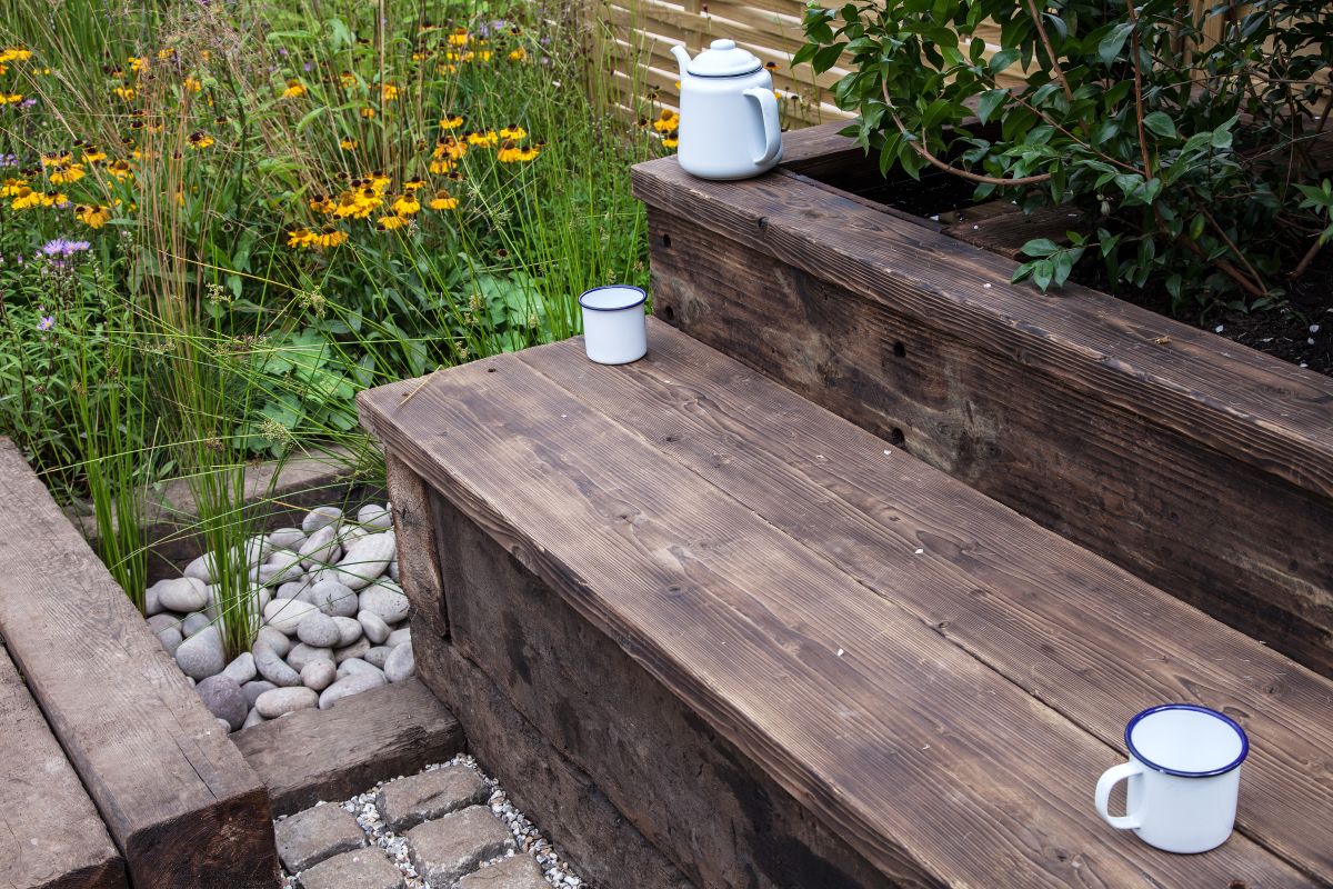 The bench can have a backrest that doubles both as a planter and as a table