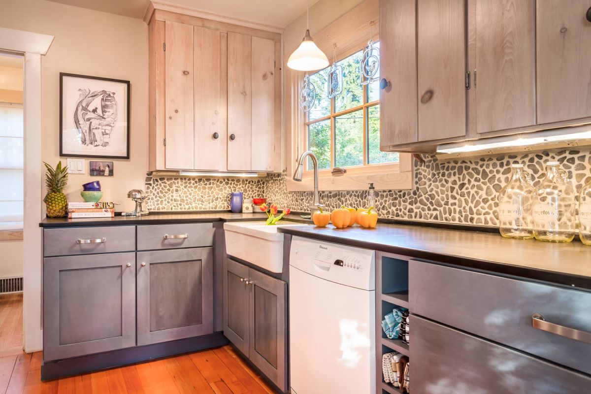 River rock backsplash