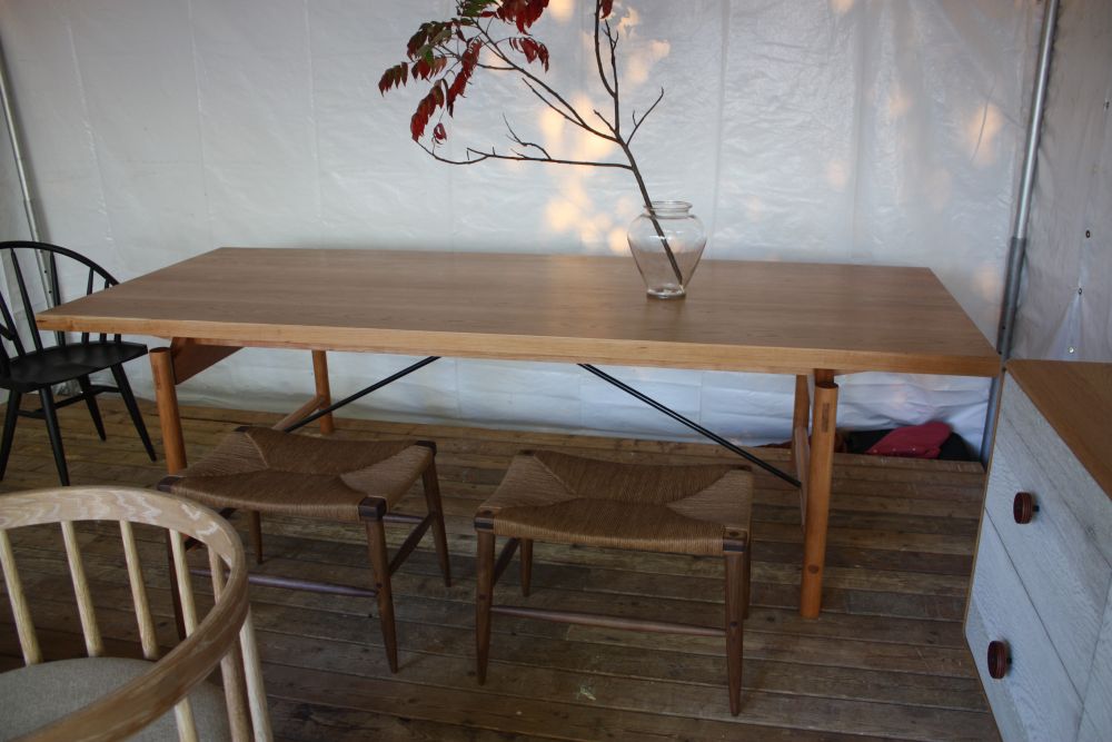 Robbins dining table with a rectangular top