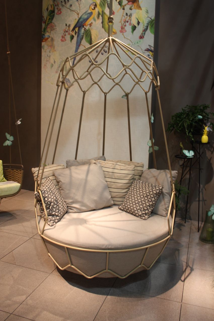 Roberti's Gravity collection includes this elegant swing-sofa, created in champagne colored steel. The round cushion and plentiful pillows make for a spectacular spot for outdoor cocooning!