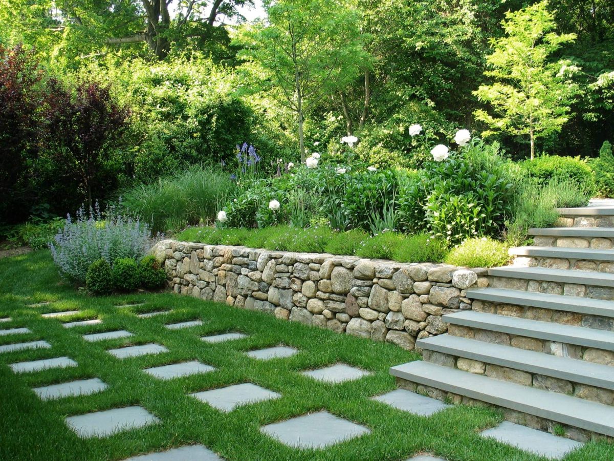 Rustic Meets Contemporary in a Retaining Wall with Stairs