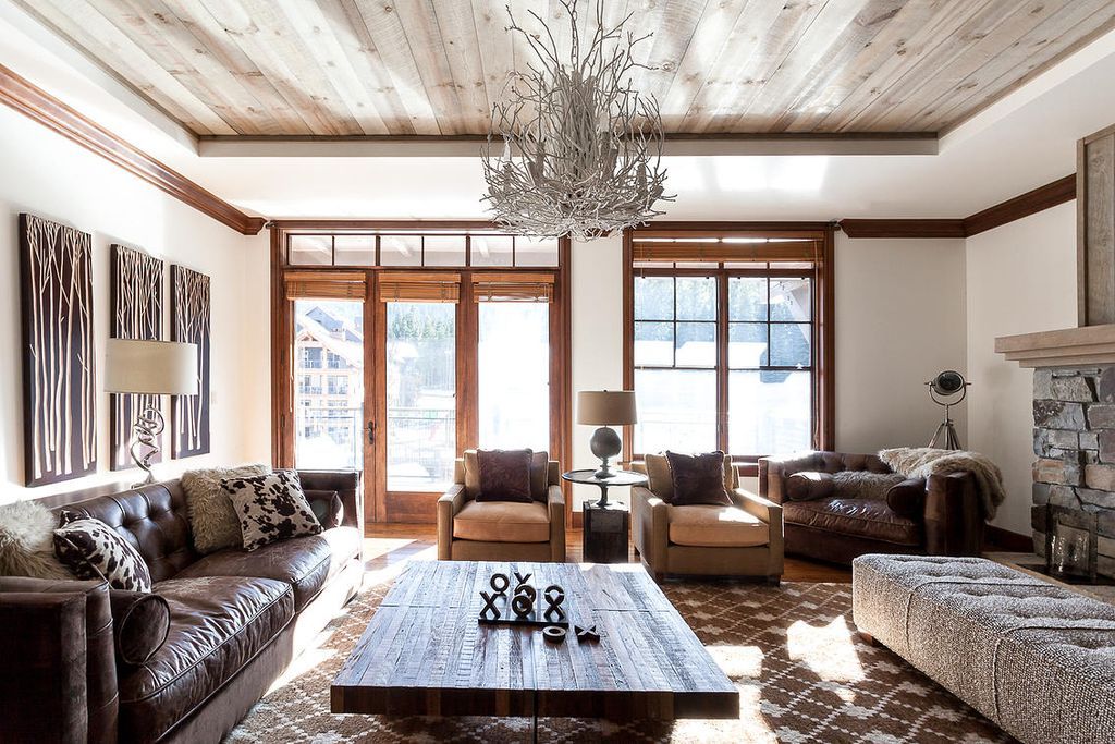 Rustic livign room with chandelier and wood ceiling