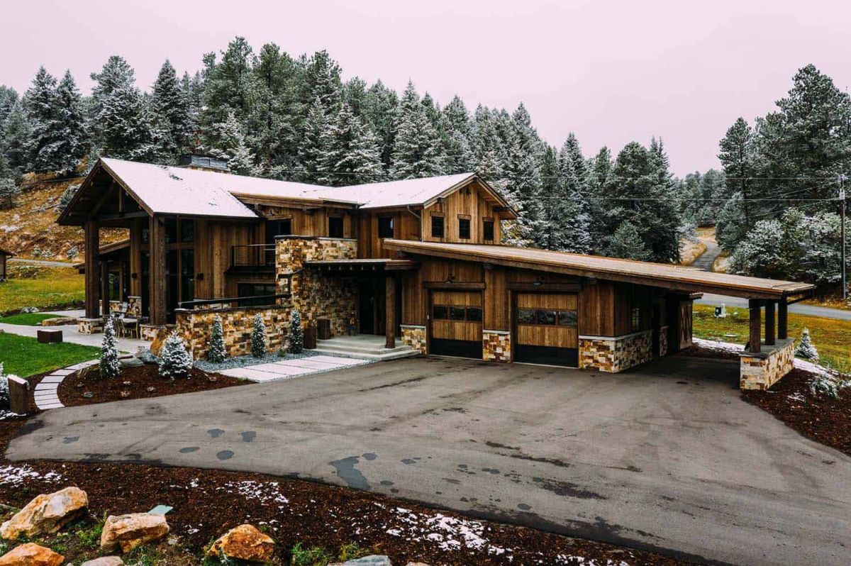 Rustic ranch in Colorado car garage