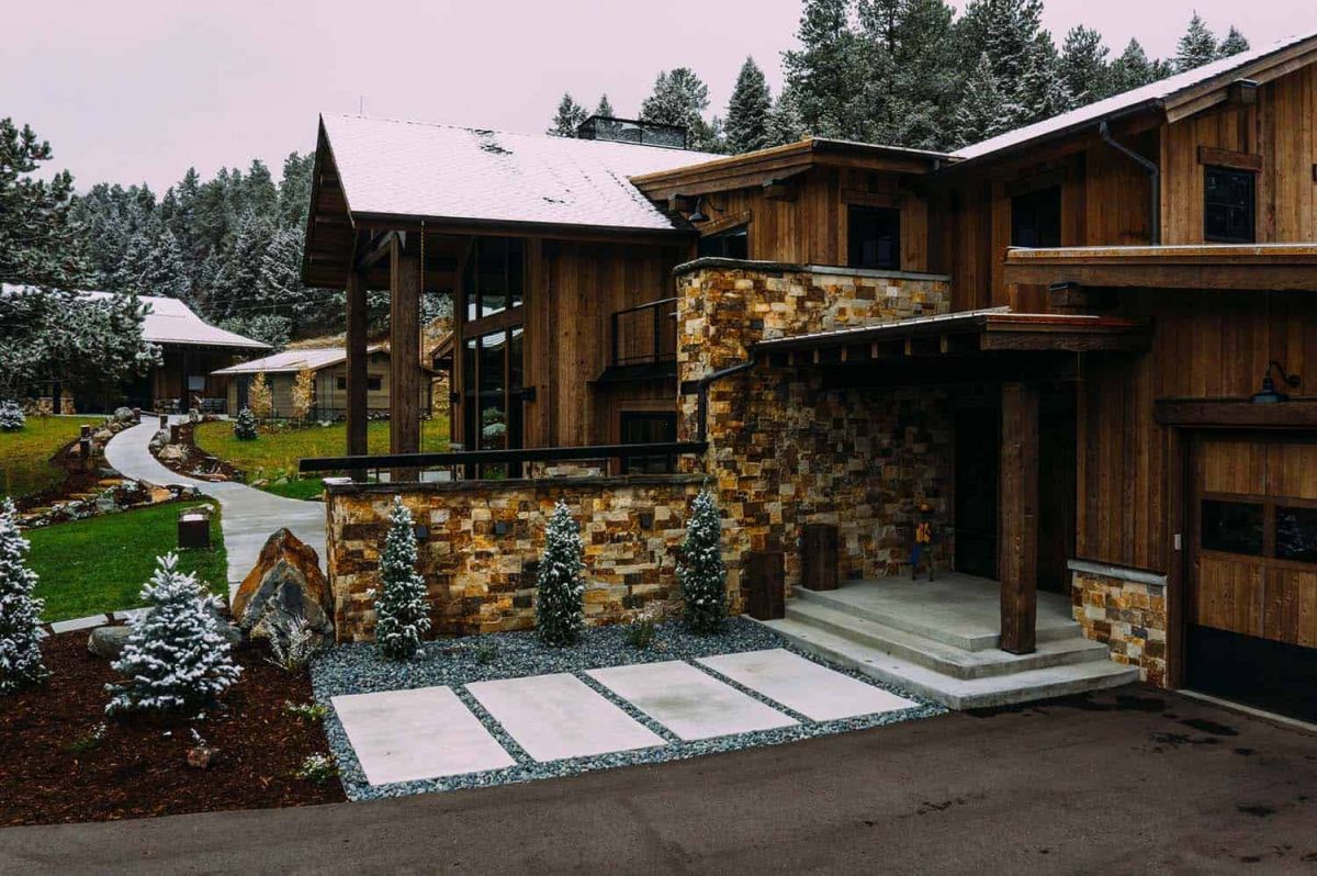 Rustic ranch in Colorado modern pathway