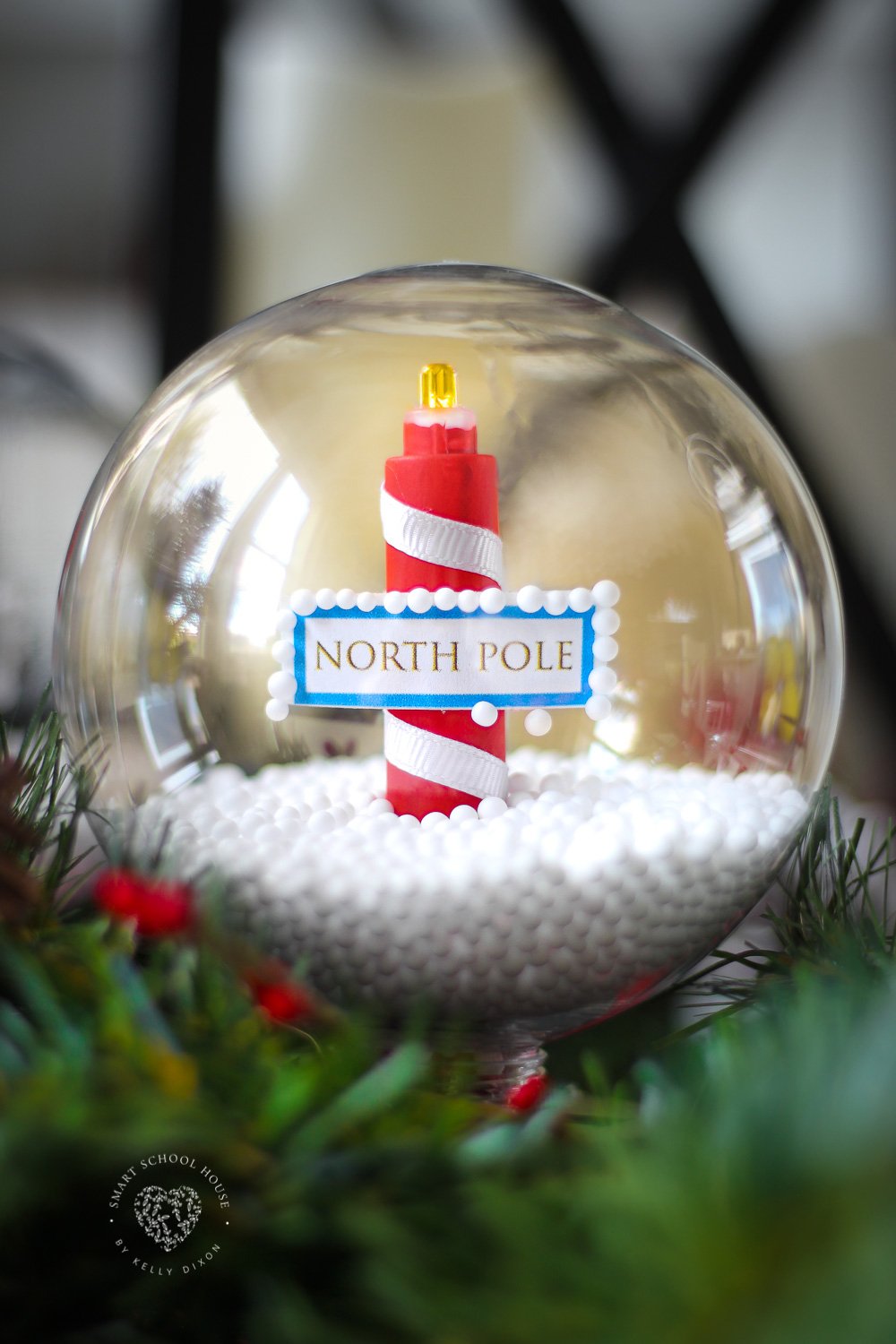 SOLAR NORTH POLE SNOW GLOBE