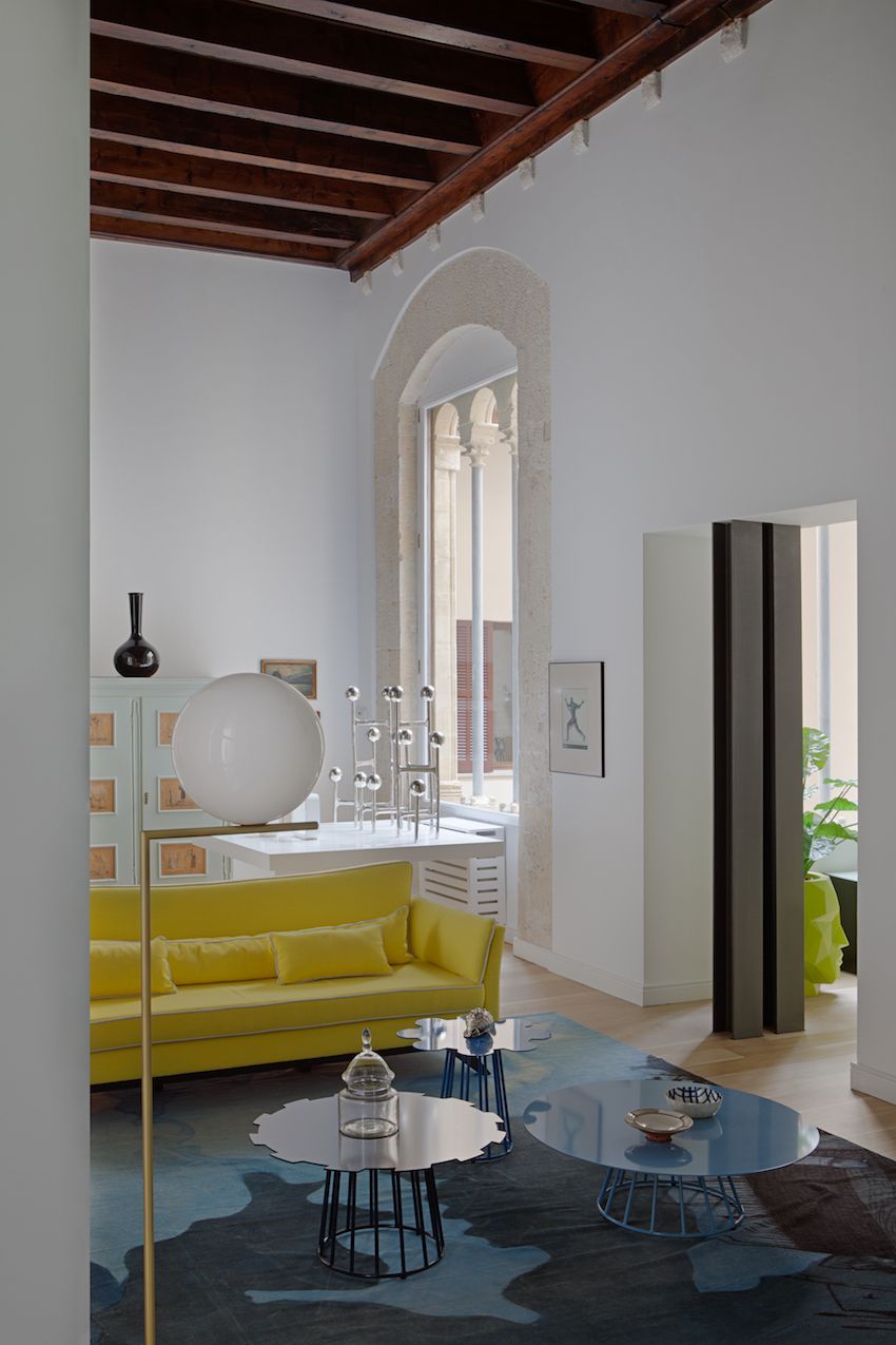 Bold Mediterranean hues add life to the room.