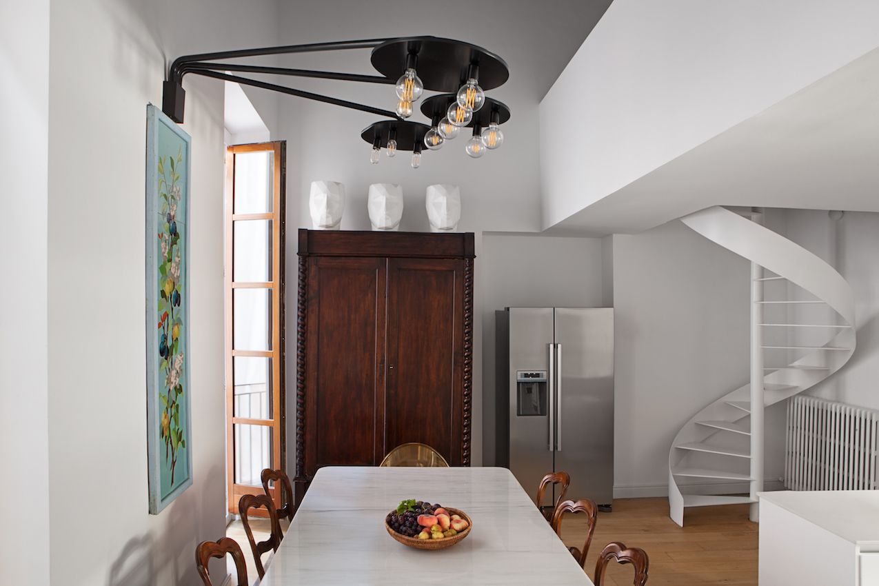 The kitchen sitting area also mixes modern with traditional pieces.