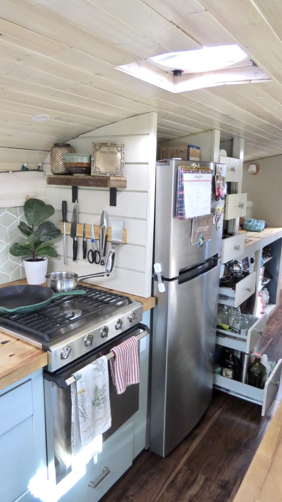 School Bus Turned Motor Cottage for Student And Yogi kitchen