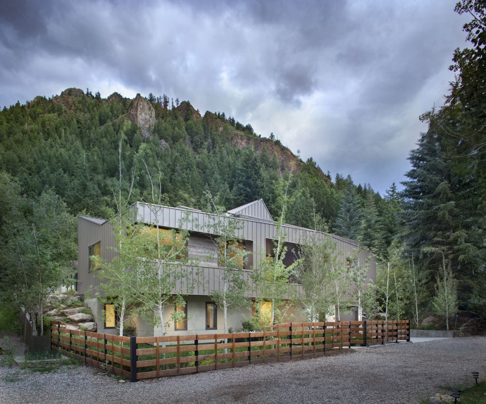 Shadow Mountain House by RowlandBroughton Architecture side view