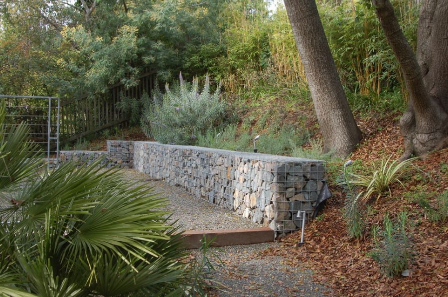 Simple gabion wall retaining