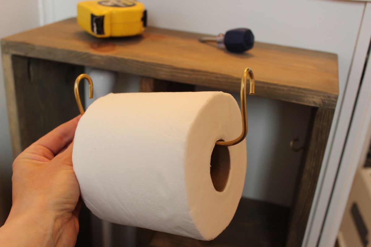 Simple hang toilet paper