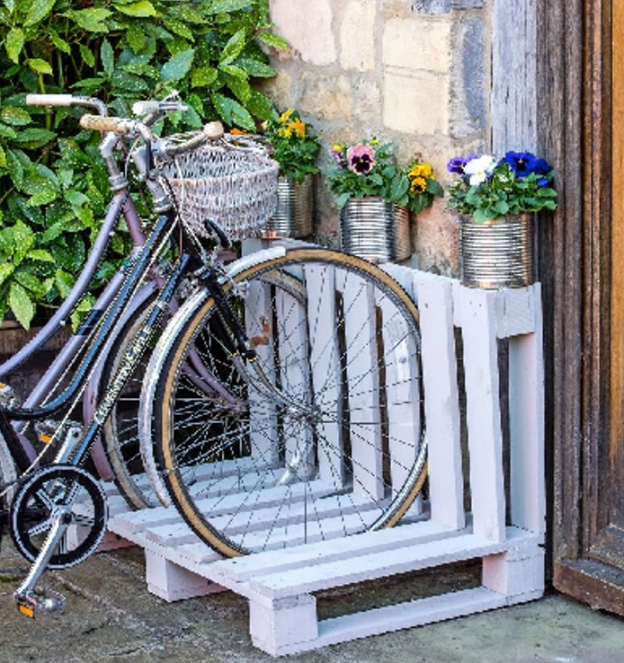 Simple pallet bike rack