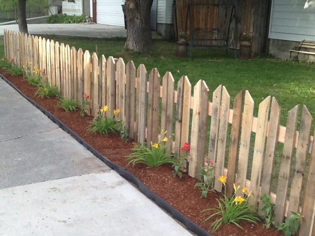 Simple pallet fence garden