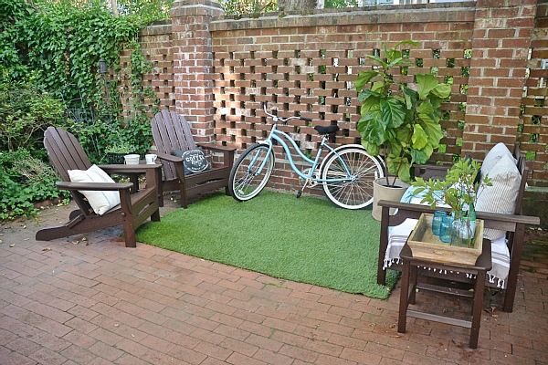 Simple traditional seating backyard corner