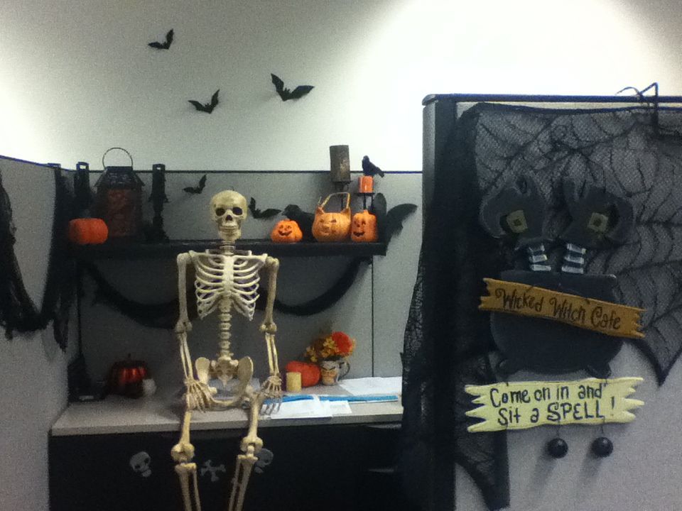 Skeleton cubicle office decor for Halloween