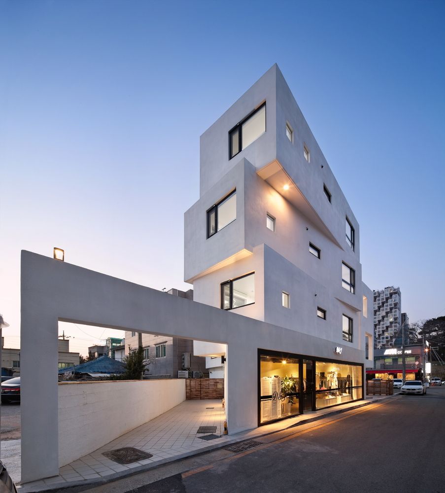 Small Architects Group RAUM White building