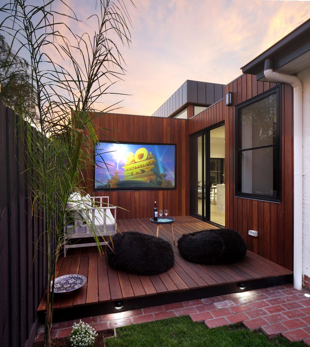 Small Melbourne house with backayrd deck