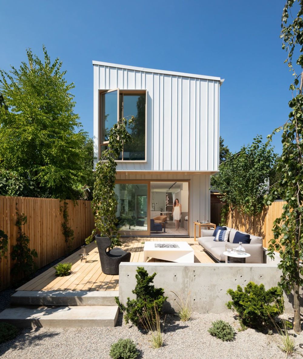 Small deck backyard Modern Style Home
