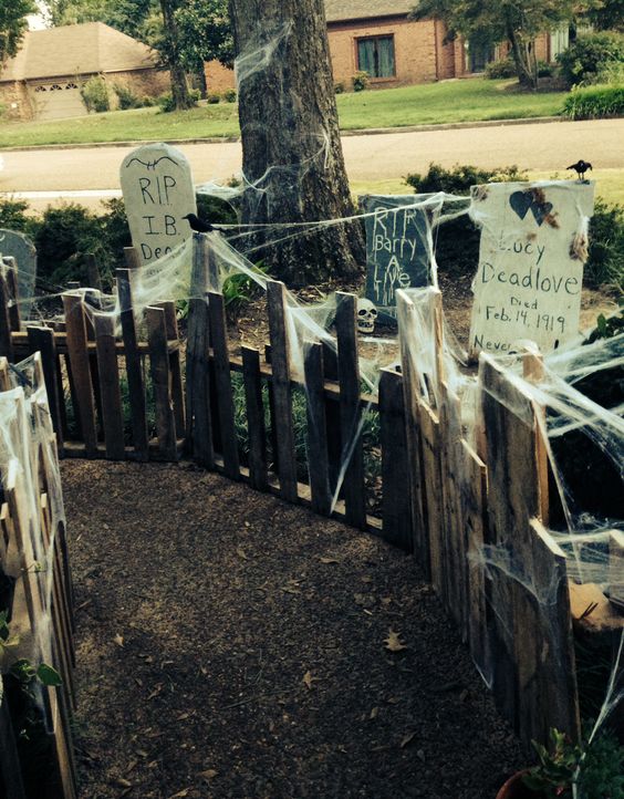 Small fence decorated for halloween