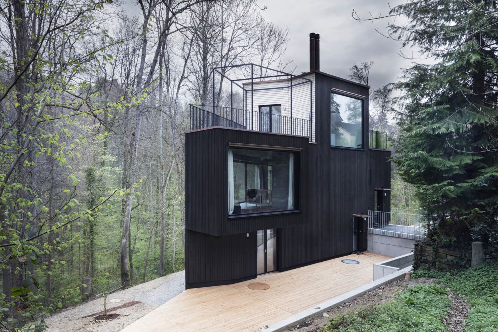 Small house by Hajnoczky.Zanchetta Architekten + Angela Waibel with black facade