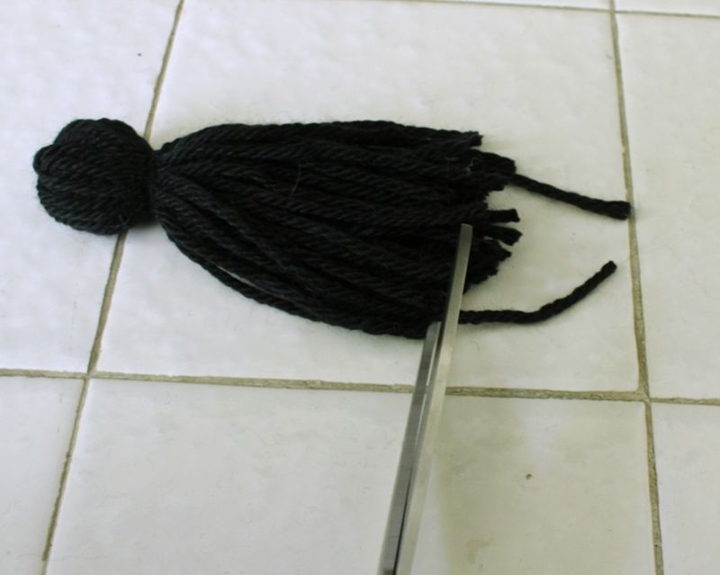 Smooth out the tassel yarn