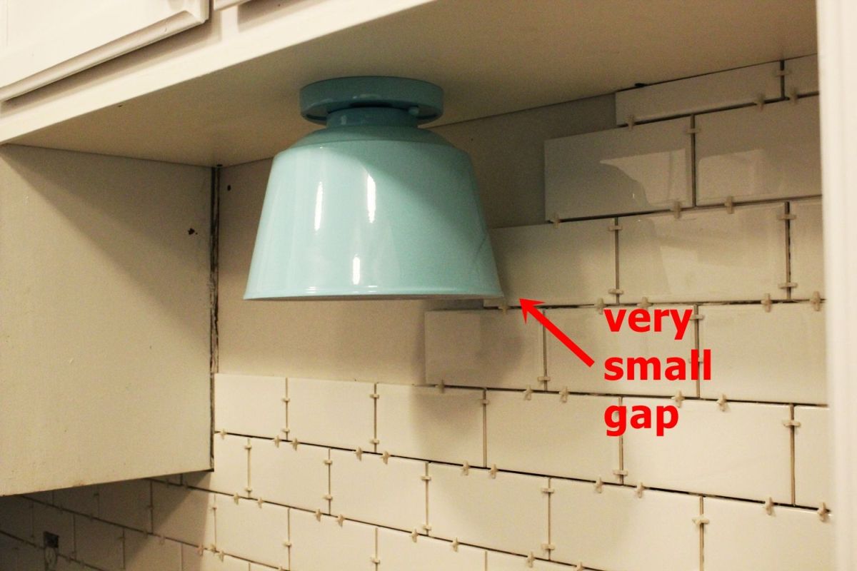 Spread the mastic behind the lamp